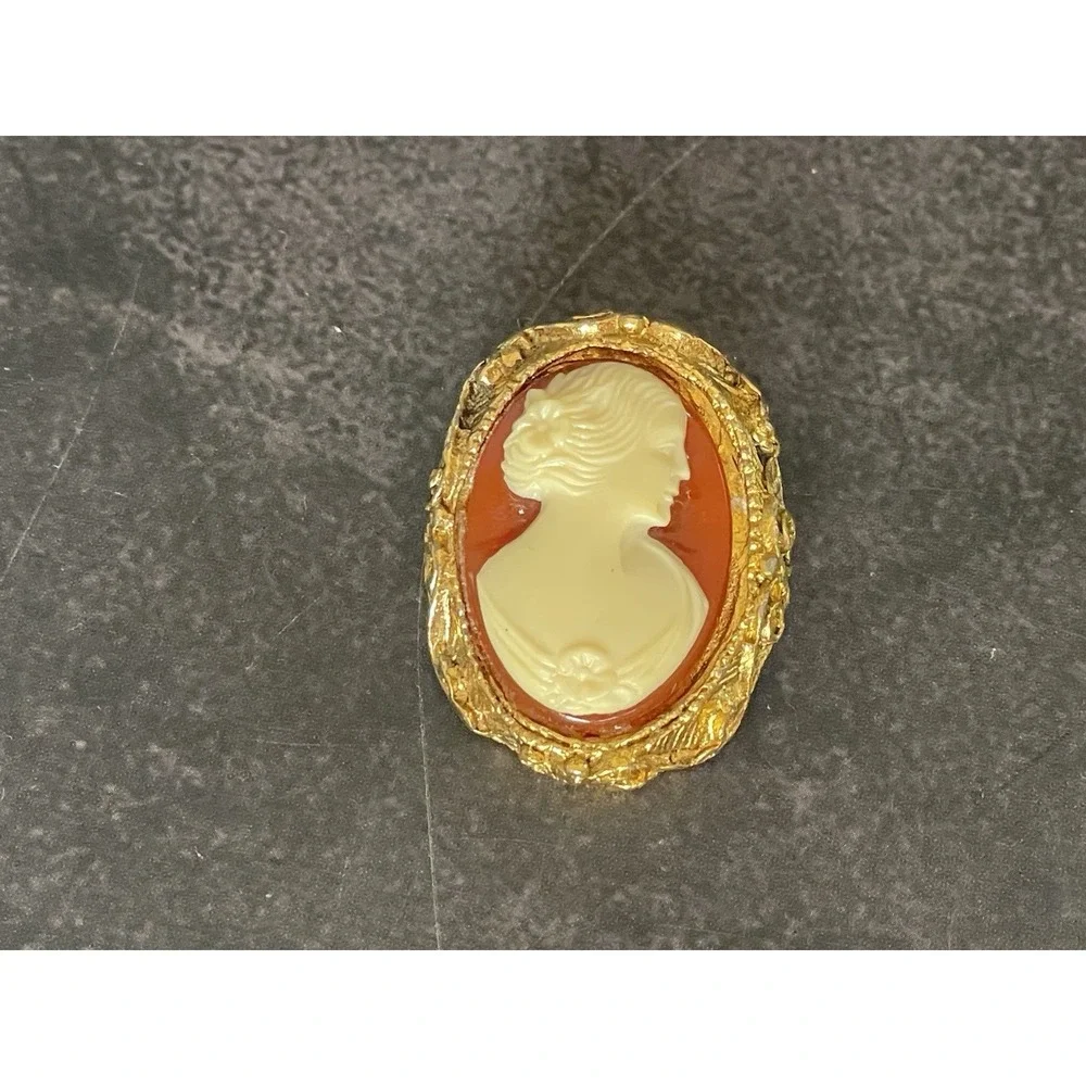 Vintage Gold Amber Cream Cameo Pin Brooch